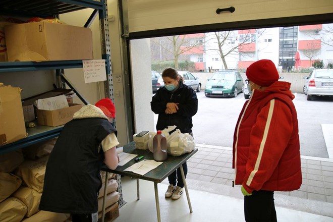 Caritas Varaždinske biskupije povodom božićnih blagdana darovao obitelji s petero i više djece